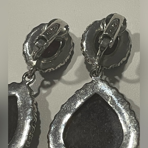 VINTAGE AVON EARRINGS. Red/Purple Beveled w/Blue Crystals/Rhinestones. Clip ons. - Picture 5 of 9